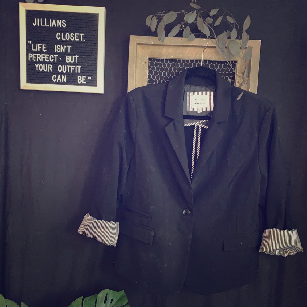 Black blazer with rollable sleeve